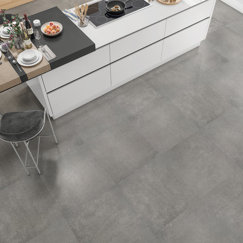 Keramische betonlook tegel in formaat 60,5x60,5 cm geplaatst in een keuken.