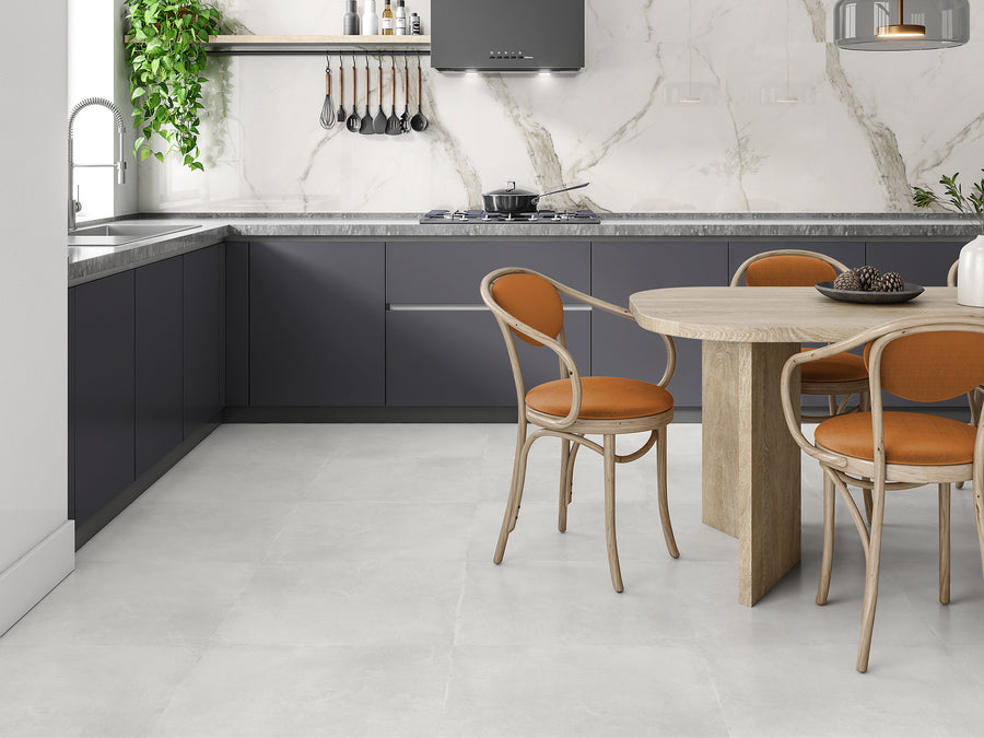 Licht grijze keramisch betonlook tegel in formaat 60x60 cm  voorvertoond in een keuken.