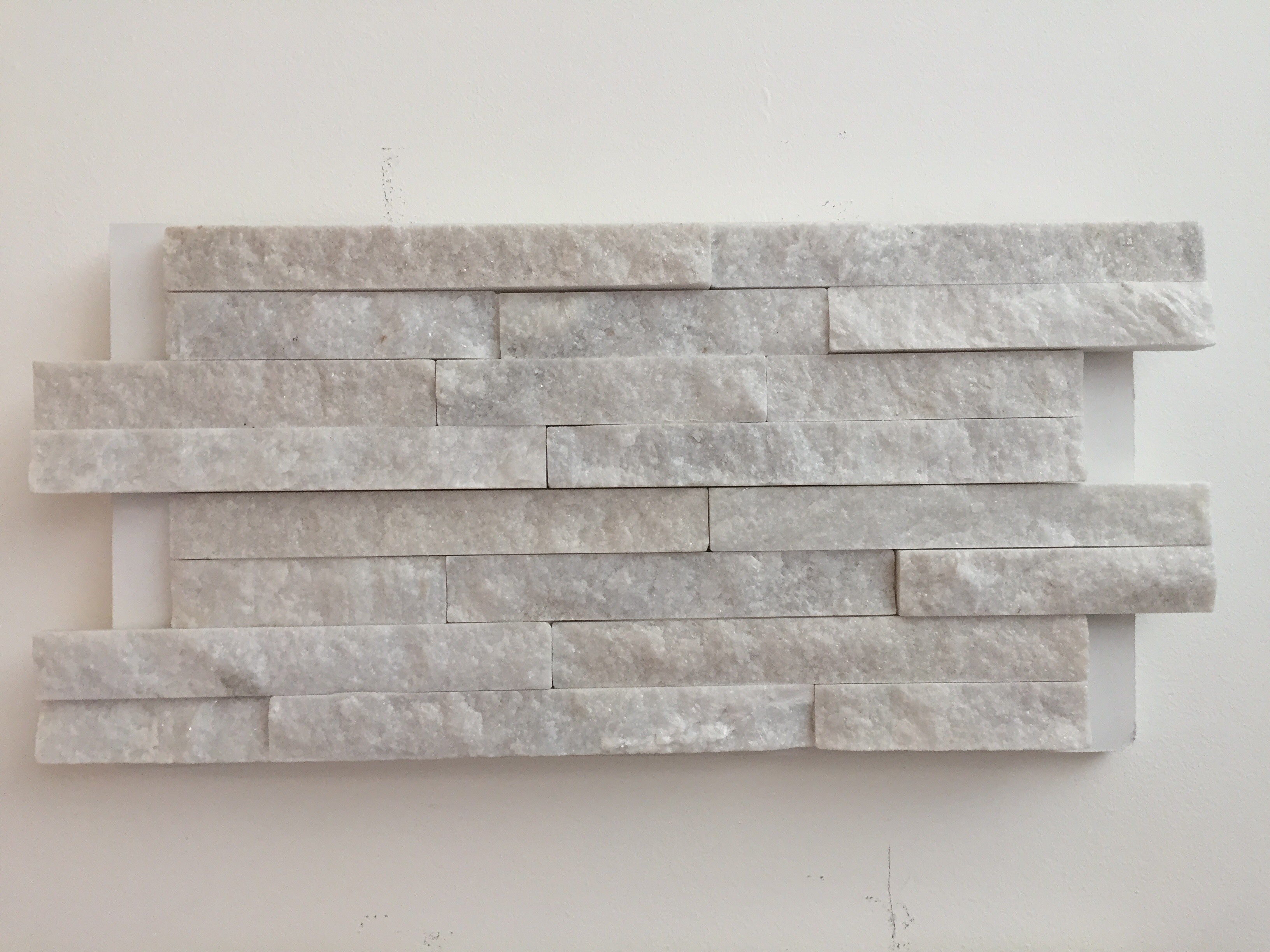 Plaquettes de parement mural en pierre naturelle - Quartzite blanc 10x40 cm