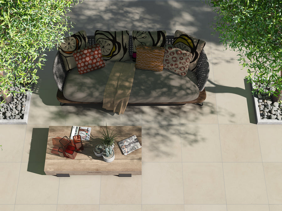 Keramische terrastegel op een patio met een zetel.