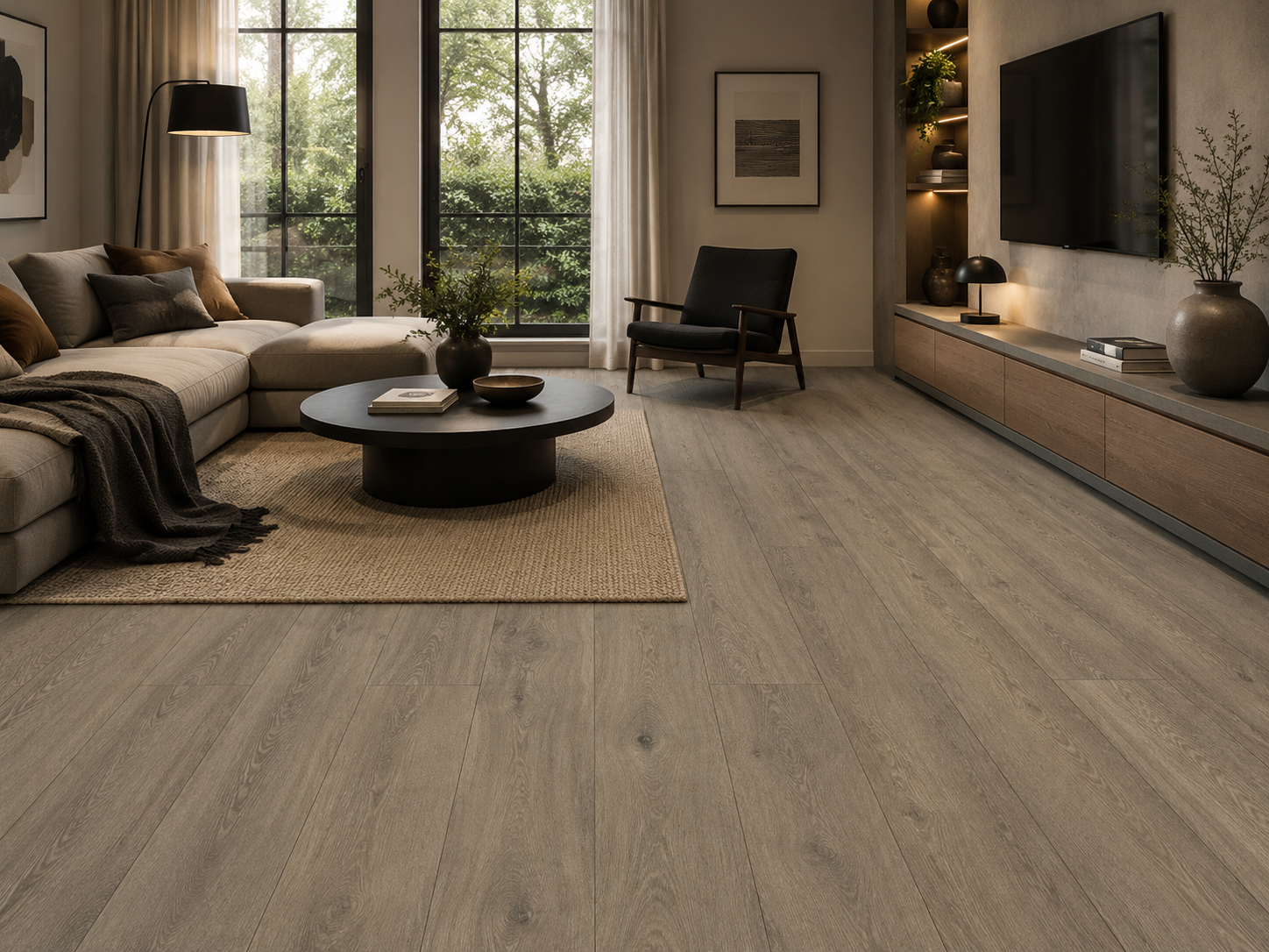 Moderne woonkamer met grijsbruine keramische parkettegels in houtlook, lange planken en een natuurlijke eikenstructuur.