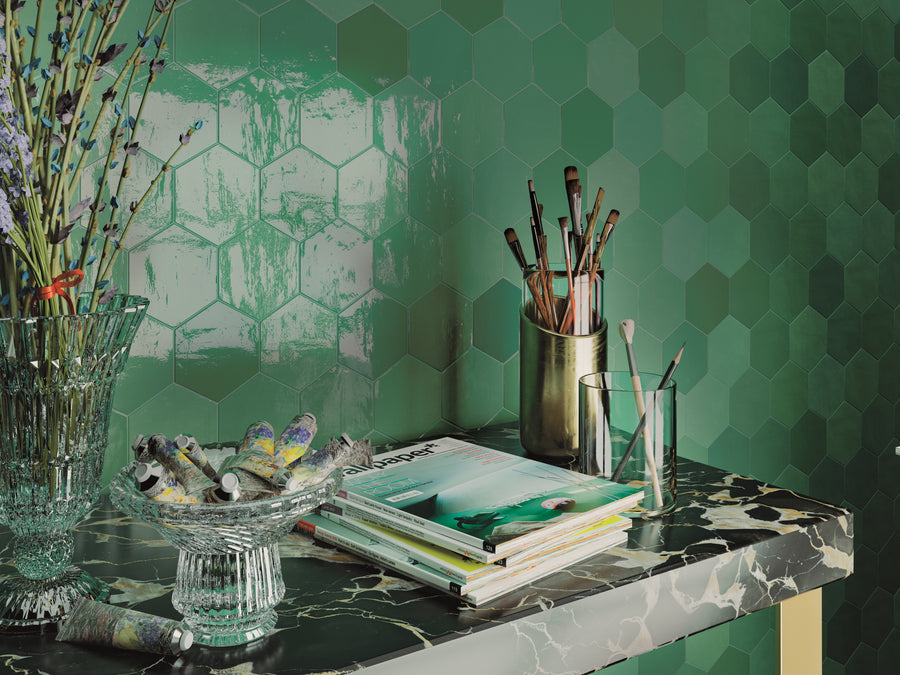 Groene keramische wandtegels in hexagoon vorm met formaat 10.8x12.4 cm weergegeven in een badkamer.