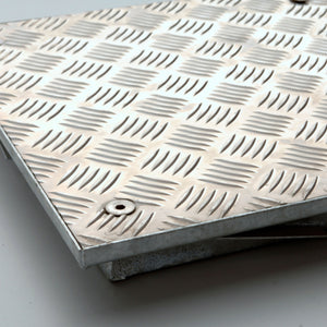 Putrand in verzinkt staal met geschroefd aluminium tranenplaat deksel